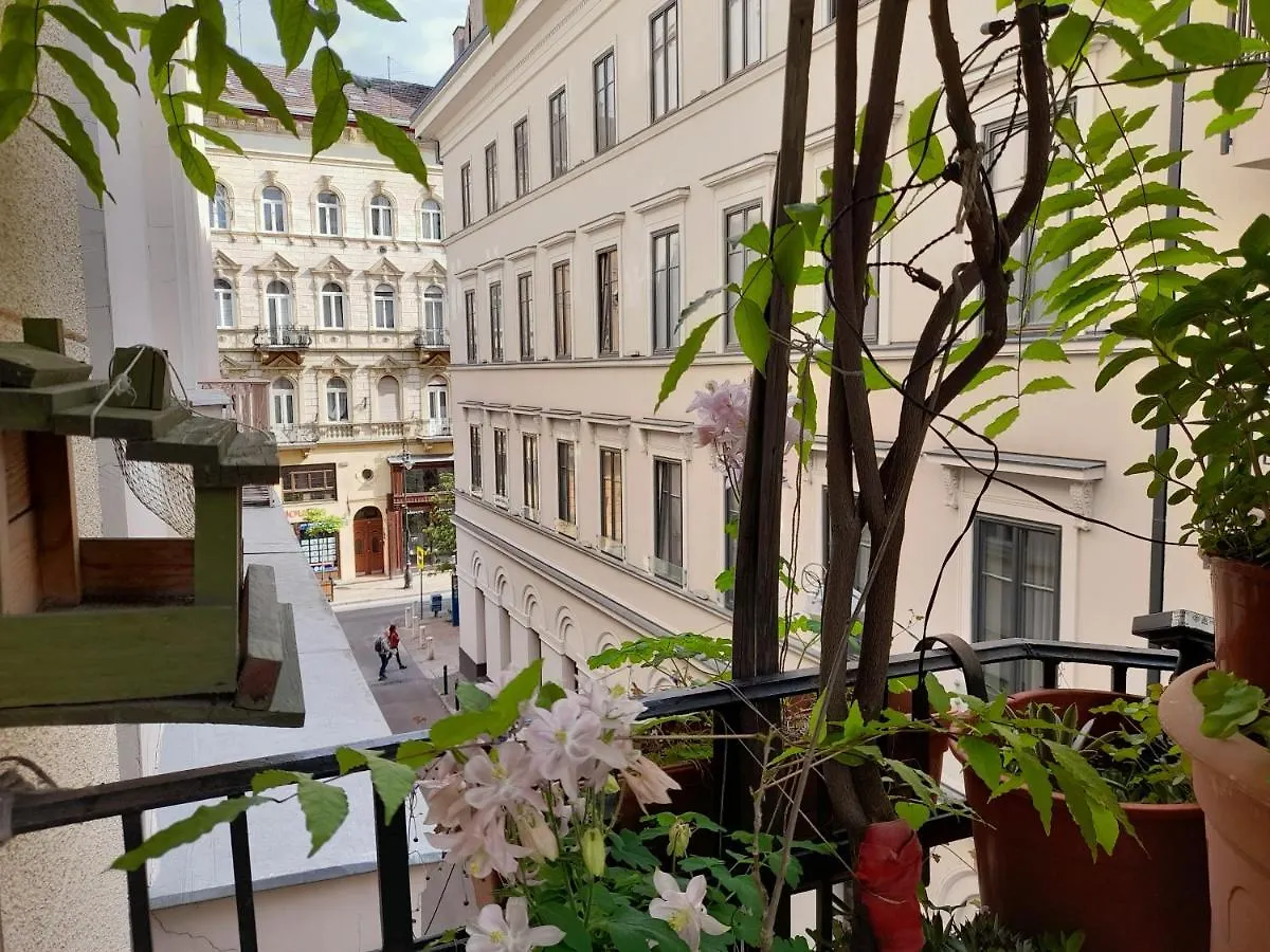 3 Bedrooms Suite, 2 Bathrooms, Balcony At Opera Budapest 0*,