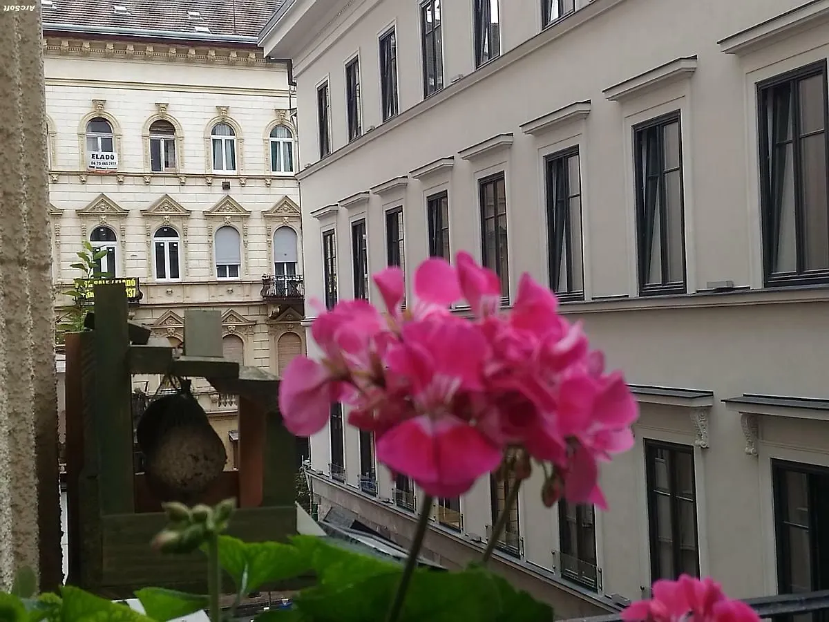 3 Bedrooms Suite, 2 Bathrooms, Balcony At Opera Budapest