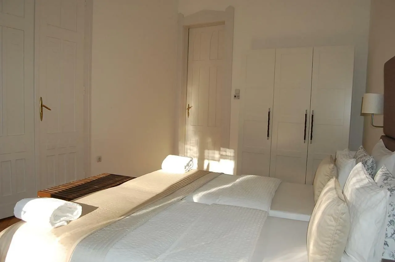 3 Bedrooms Suite, 2 Bathrooms, Balcony At Opera Budapest